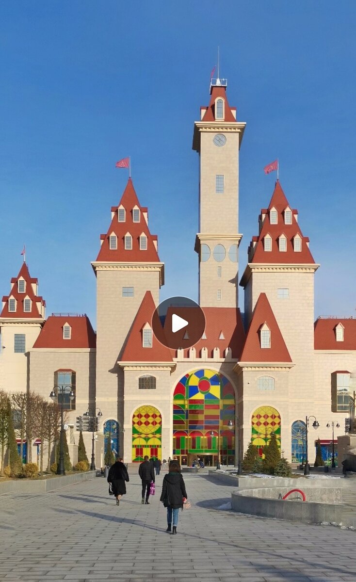Днём московский Диснейленд выглядит странно - как грибная поляна с башнями в виде шляп мухоморов