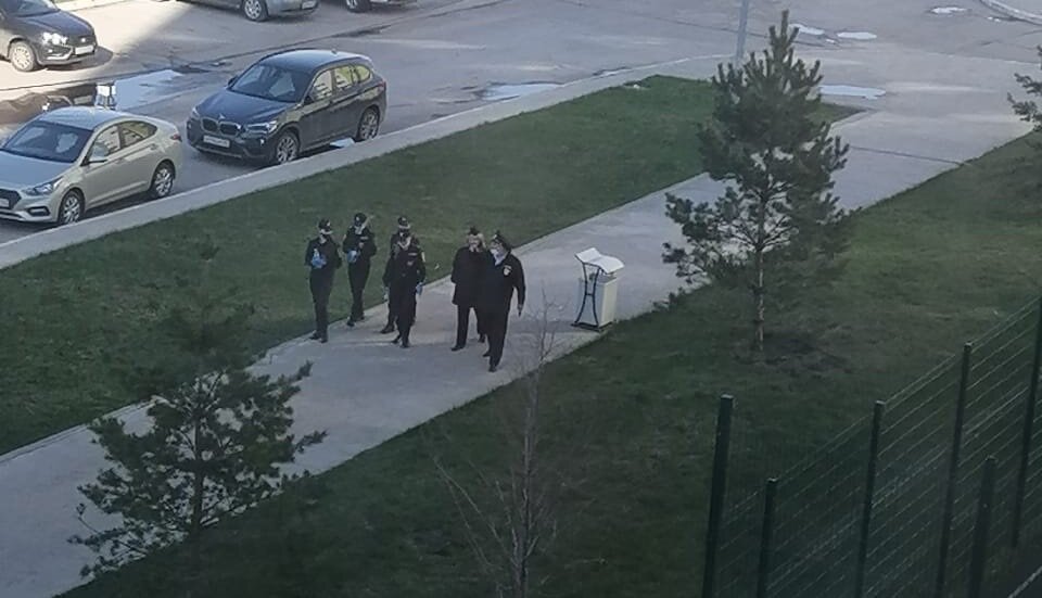 Здесь у нас 4 молодые девушки-курсантки. Состав постоянно меняется.