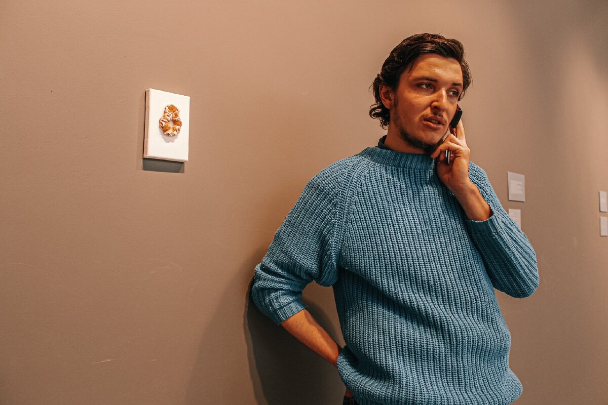 Стас Турина, сокуратор выставки, на фоне работы Евгения Самборского. Фото - собственность блога, из архива Виктории Чевик