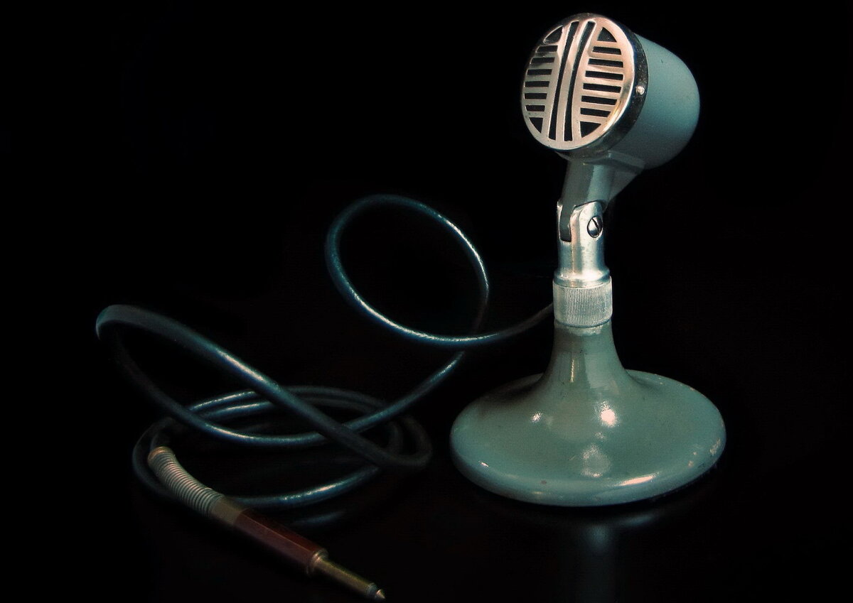 Настольный микрофон. Такие были в комплекте с магнитофонами довольно высокого класса.