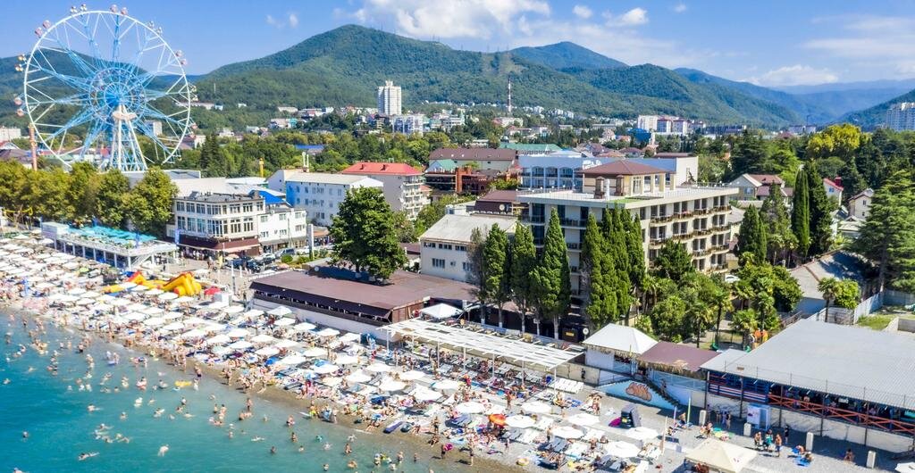 Центральный пляж рядом с центральным парком развлечений.