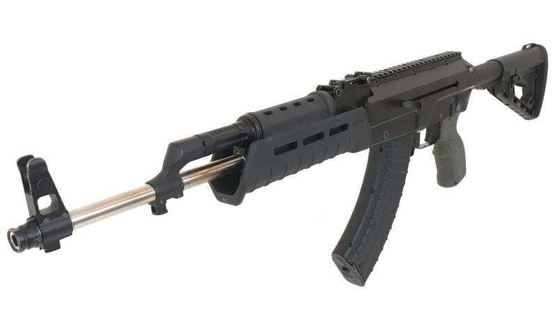 
Вот так выглядит очередная новинка американского оружейного рынка: автомат DX-7

Оружие со всего света. Так уж устроены люди, что одних постоянно тянет в новизну. Другие, напротив, цепко держатся за «хорошее старое», а всяких там новинок не одобряют. Подобное явление, как оказалось, человечеству очень выгодно. И если его кто-то, ну, скажем, тот же Господь Бог, когда-то создал, он очень правильно поступил, вложив в одних людей страсть к новациям, а других, напротив, сделав консерваторами. Стоит лишь представить себе на минутку, каким страшным был бы мир, состоящий из одних новаторов! Они бы все время все улучшали, из-за чего на разные улучшения расходовалась бы бездна ресурсов, а общество по сути топталось бы на месте. Столь же плохим было бы и общество одних только консерваторов, где все новое отвергалось бы с порога. В таком обществе мы бы все просто сидели на деревьях, а всех новаторов бы ждал… пиршественный котел, ну, чтобы их мясо даром не пропадало.
