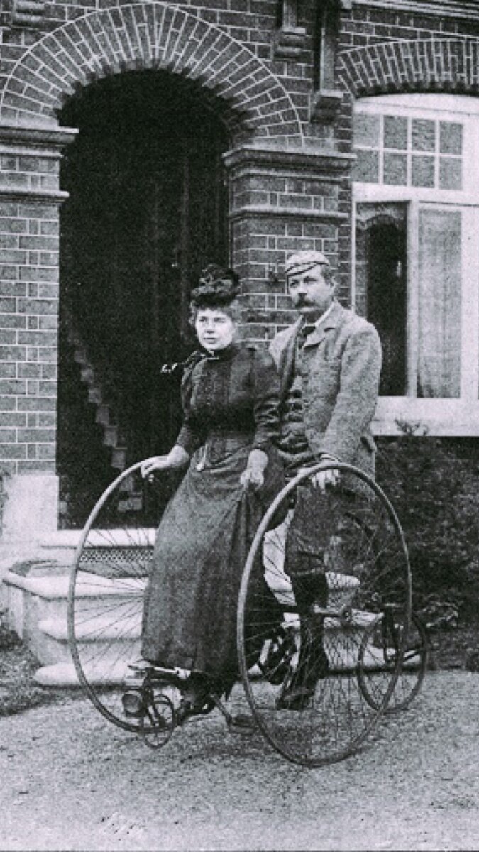 Сэр Артур на велосипеде)