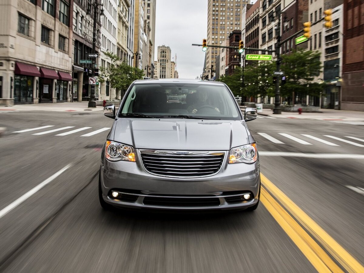 Chrysler Town&Country. Фотография взята с сервиса Яндекс Картинки