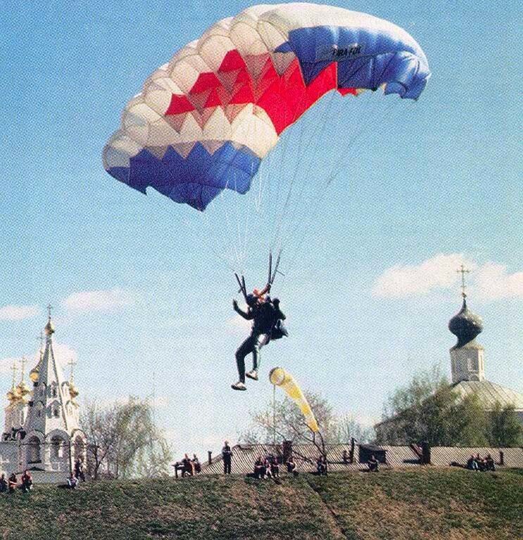 На крыле словно птица спускаясь я в восторге к земле приблежаюсь.
