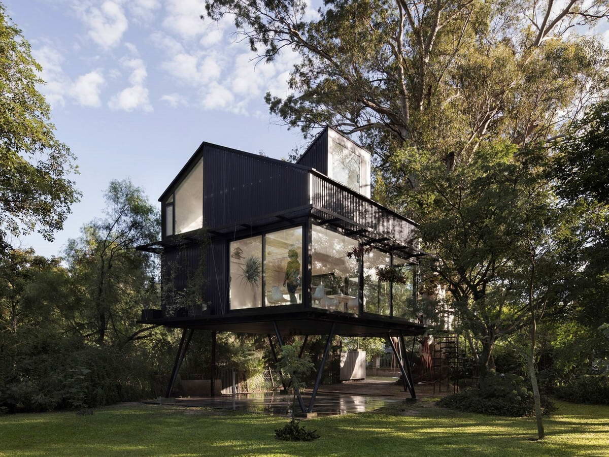 Чёрный домик у дерева | Частная Архитектура | Дзен