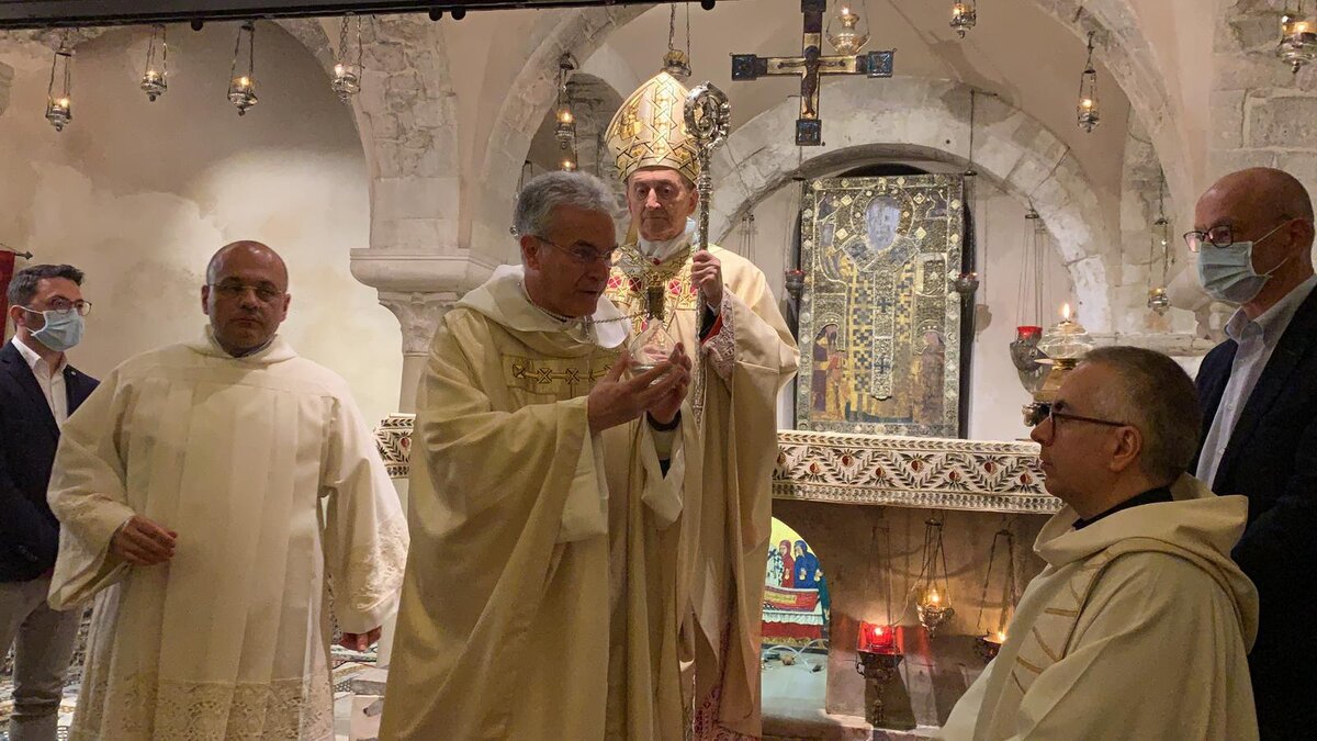 Эксклюзивные фото с празднования дня памяти Святителя Николая в период карантина в Италии, сбор Манны