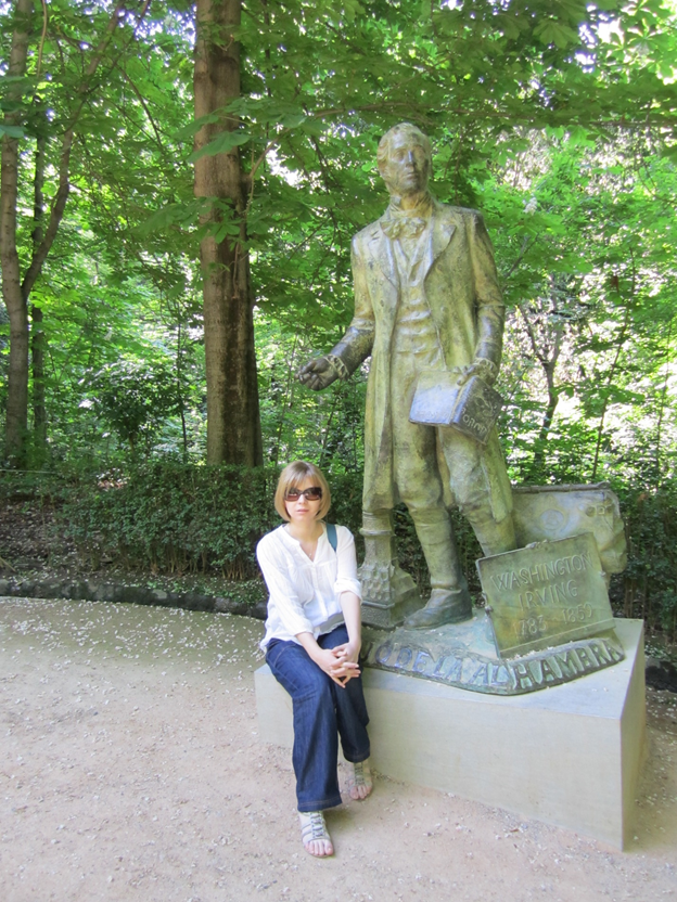 Памятник Вашингтону Ирвингу при входе в Альгамбру  