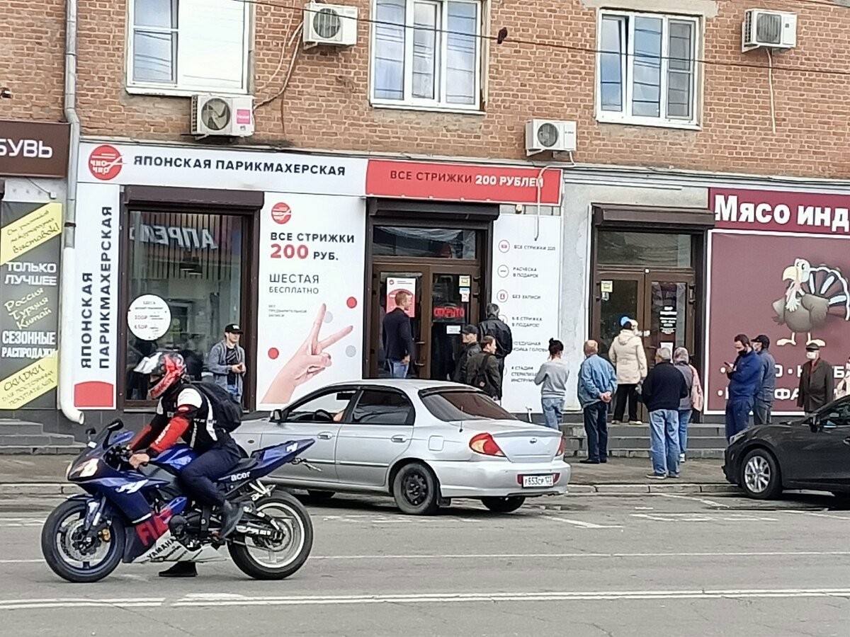 Кто мог подумать? Так выглядит очередь за стрижкой
