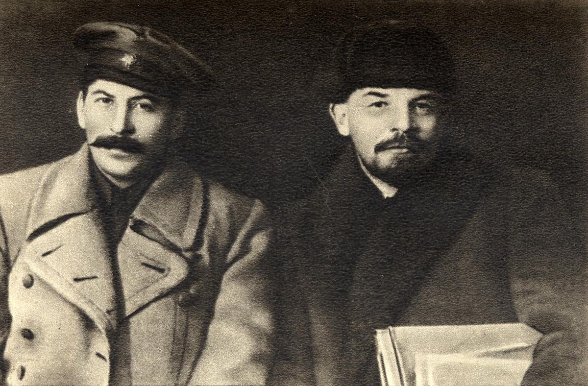 Иосиф Сталин и Владимир Ленин в 1919 году. Источник:  https://regnum.ru/pictures/2512691/13.html