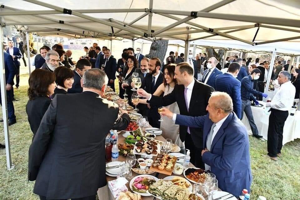 Скажите, если первые лица государства спокойно празднуют, граждане как должны отнестись к вирусу? Со всей тревогой и серьезностью? Вряд ли. 