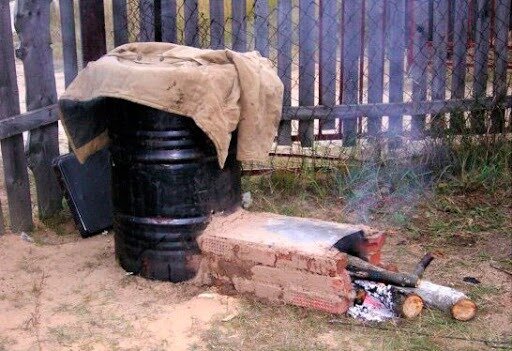 Самопальная коптильня (не моя). Очень надеюсь, что до такого меня жизнь не доведет.