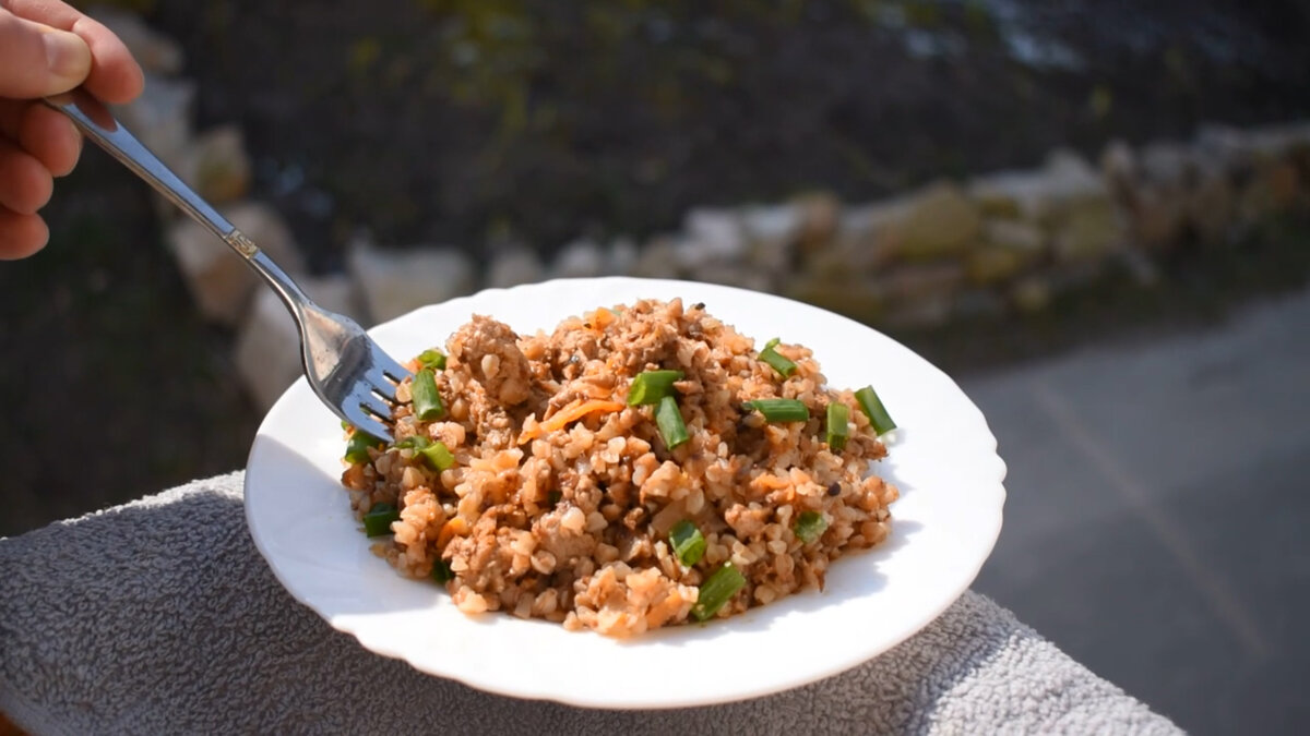 Вкусная гречка по купечески. Гречка по-купечески с фаршем на сковороде. Наталья Калинина гречка по купечески. Гречка по-купечески тарелке вид сверху. Гречка по купечески на белом фоне.