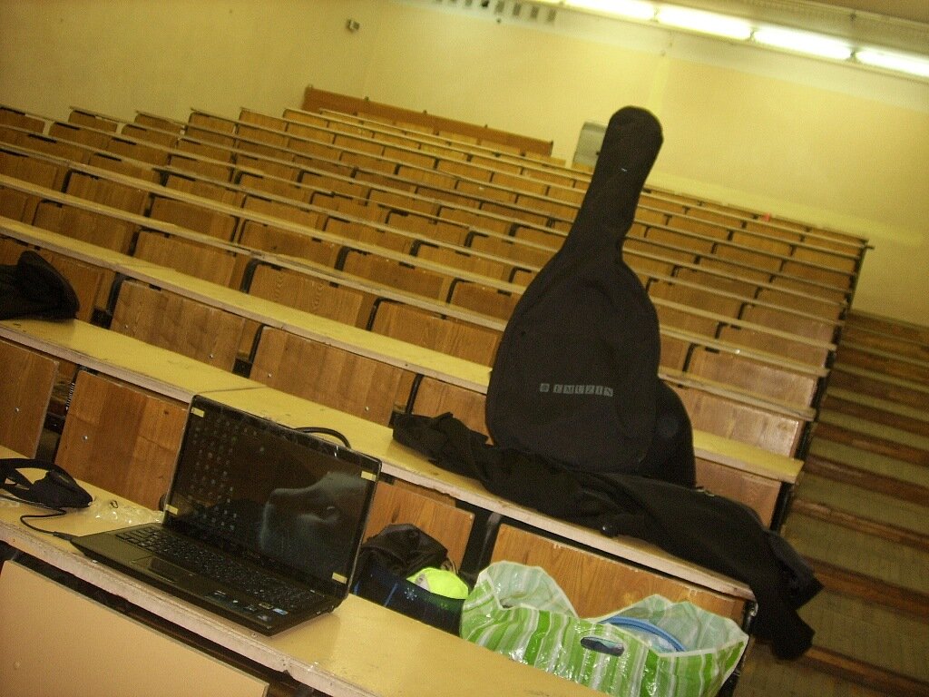 Я прячусь за гитарой во время собрания. Скромняжка, что уж там)