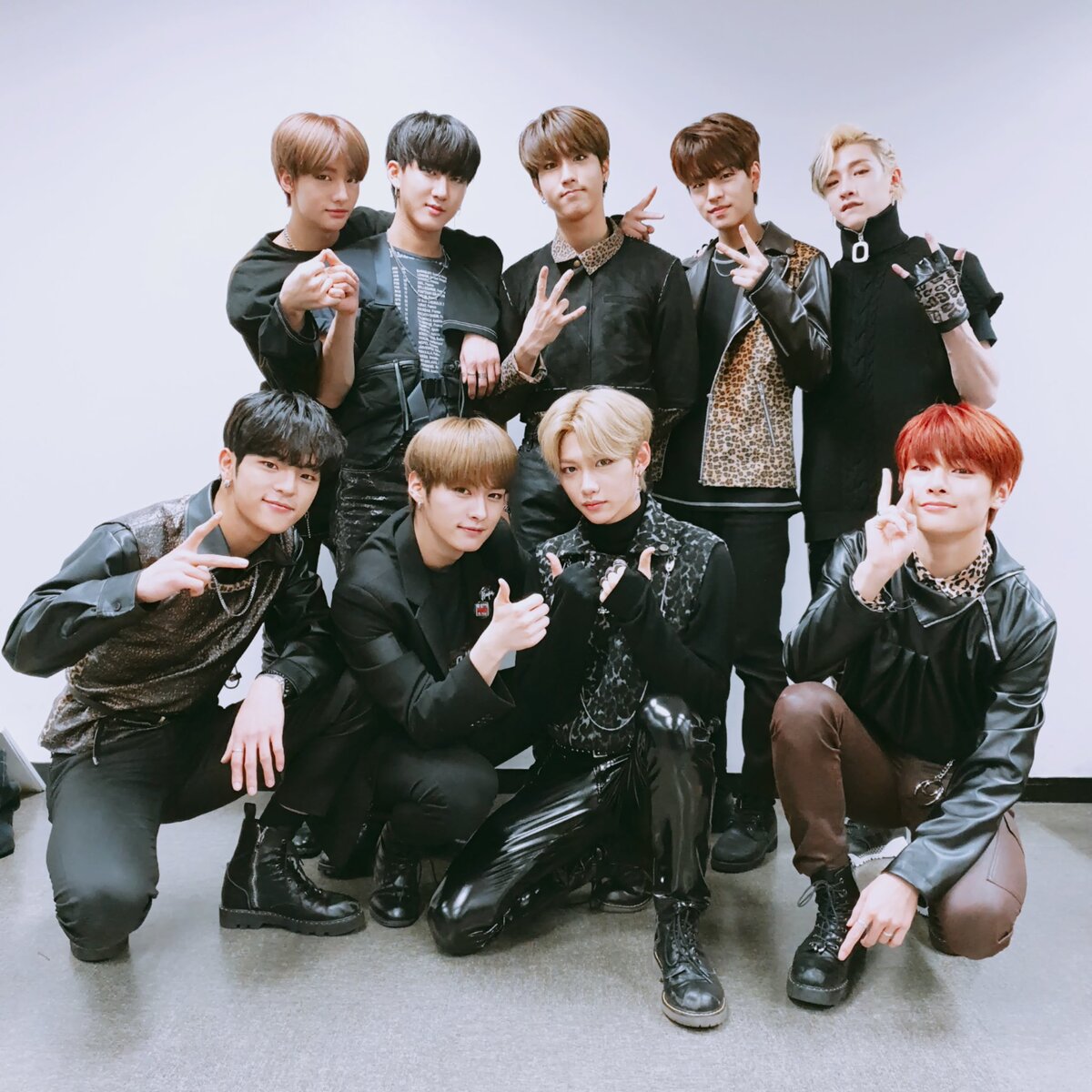 Корейская песня stray kids. Группа Stray Kids. Корейская группа СТРЕЙ Kids. Группа корейцев Stray Kids. Старкидц корейская группа.