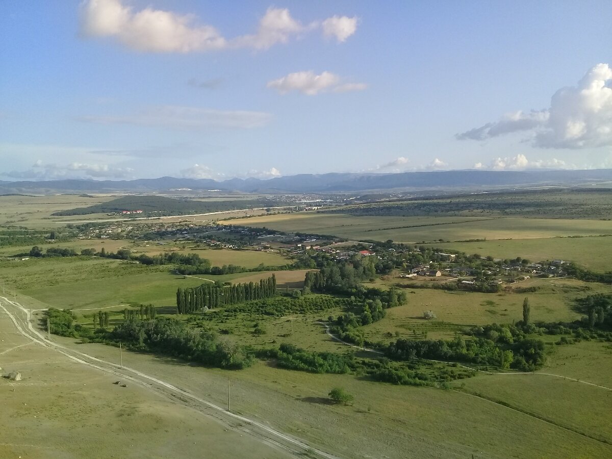 Вид на село Белая скала и город Белогорск вдали.