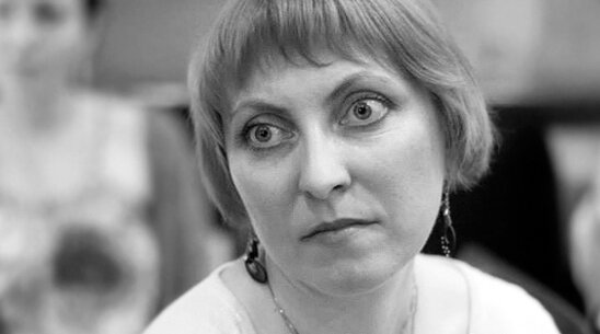 Елена Валентиновна Сафронова родилась в 1973 г. Живет в Рязани. Окончила Историкоархивный институт Российского государственного гуманитарного университета в Москве. Прозаик, критик, постоянный автор «толстых» литературных журналов. Член Союза российских писателей, Союза Писателей Москвы и Союза журналистов России. Лауреат журнала «Бельские просторы» за 2013 год.