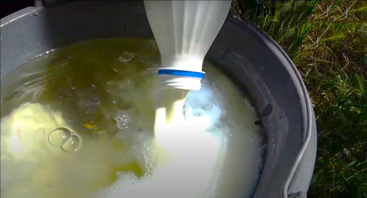 Добавляем кефир в теплую воду