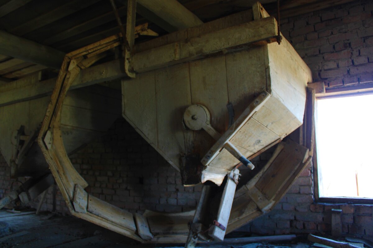Заброшенное здание мукомольни времен СССР у одной дальней деревни, показываю, какое оборудование мы обнаружили внутри…