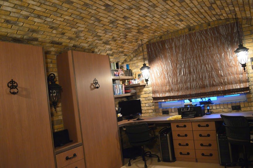 Шкафы -кровати. При нажиме срабатывает фиксатор и кровати опускаются. Рабочая зона для двух подростков, выполненная симметрично, компьютеры, полки. Под окном выключатели с регуляторами освещения. Между двумя кроватей тумба , на ней плеер и зарядка для айфонов