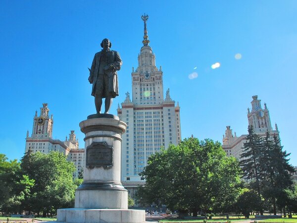 Памятник М. В. Ломоносову перед зданием МГУ. Фото взято из открытого источника в интернете, http://www.fotowallpapers.ru/images/stories/dg_pictures/B272153CFFC7-11.jpg