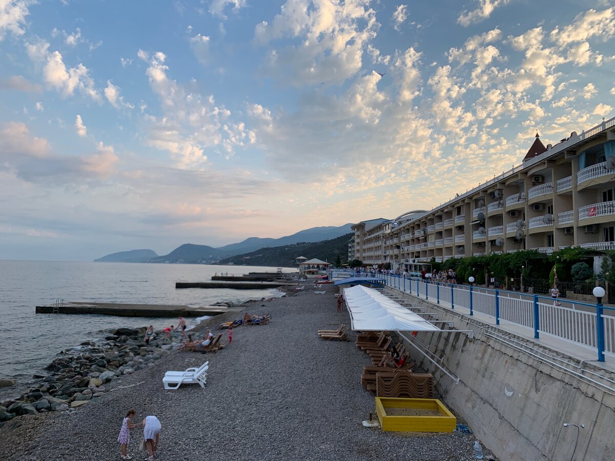 Пансионат морской крым. Семидворье Крым Алушта. Поселок Семидворье Алушта. Пансионат Семидворье Алушта. Пляж Семидворье Алушта.