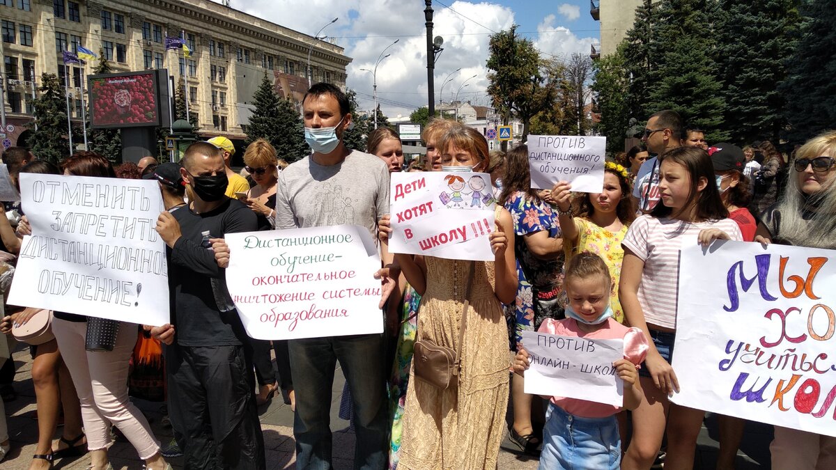 Дети на митинге. Против школы. Дети против родителей. Митинг против домашнего насилия. Выступают против школы