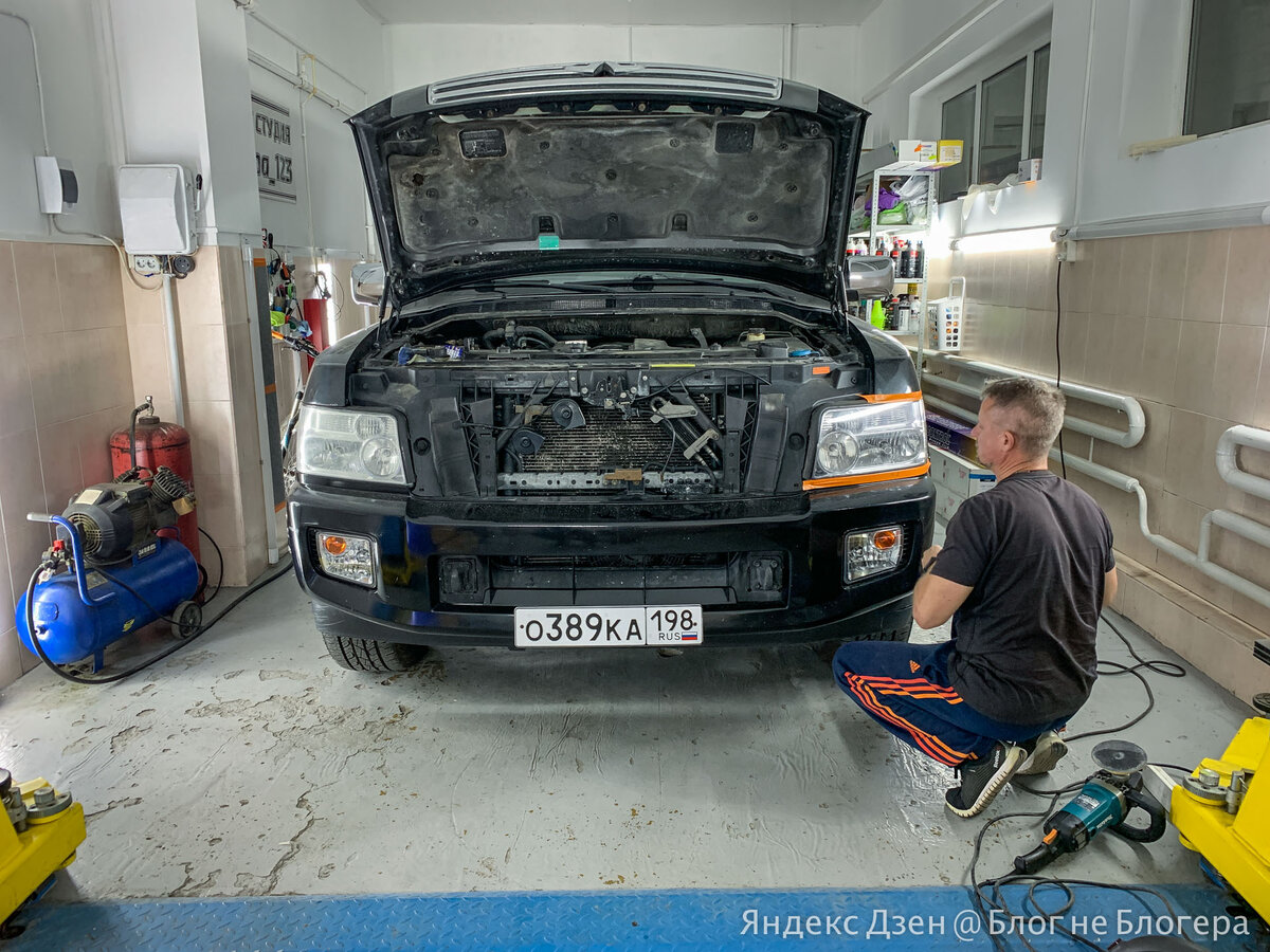 Специалист осматривает автомобиль и приступает к работе