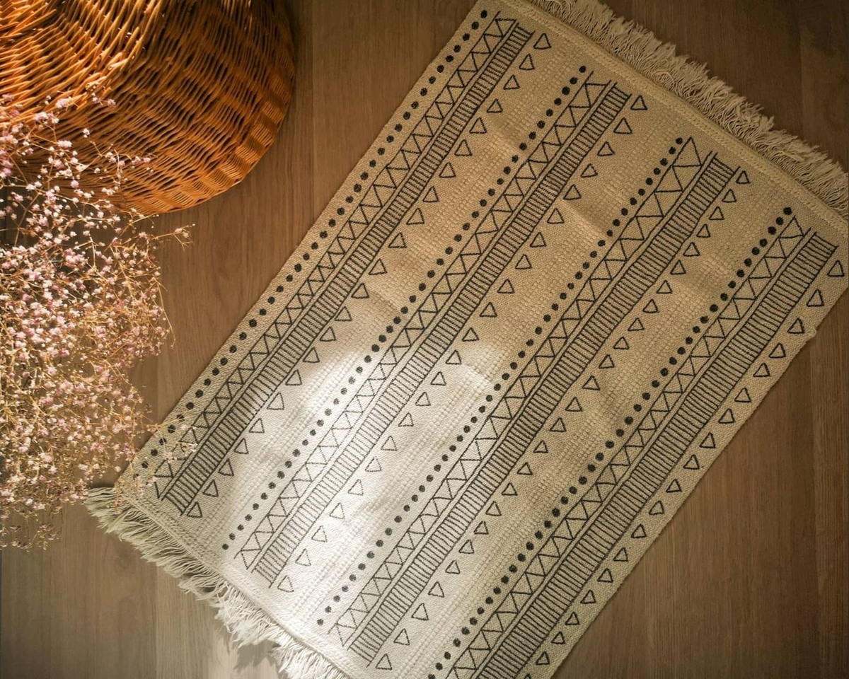 Типа такого у девушки было, только на стену панно