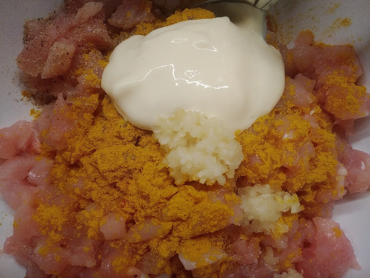 Добавили приправы, чеснок и майонез. Фото Krasa-TULI