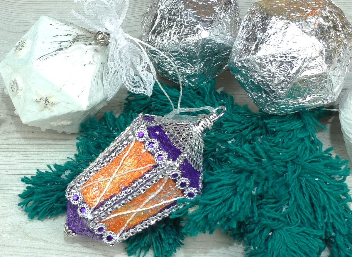 В детстве многие склеивали из бумаги различные геометрические фигуры. И я подумала, а может такие фигуры применить как основу для новогодних игрушек?