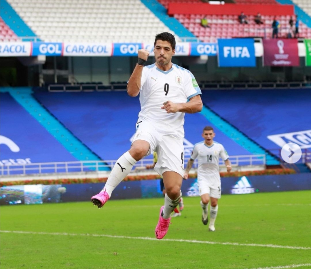 Голы Кавани, Суарес, Нуньес! 
Суарес и Кавани показали, что они звёзды топ уровня и их рано ещё списывать в какой бы форме они на данный момент не были в своих новых клубах! Напомним, что Луис Суарес хоть и забивает в составе своего нового клуба "Атлетико Мадрид", но при этом пока не показывает той яркой игры которая была у него в Барселоне, а Кавани и вовсе только после травмы начал выходить на замену в Манчестере Юнайтед забив один гол в трёх матчах!
Но в этот вечер эта парочка порадовала своих болельщиков унизив Колумбийцев на их поле, забив быстрый гол Кавани на 5-й минуте матча сразу всё пошло не по сценарию хозяев, хозяева пытались отыграться, шли на уругвайские ворота, но всё было тщетно, первый тайм завершился с минимальным приимуществом гостей. А в начале второго тайма и вовсе на ровном месте Колумбийцы получили пенальти в свои ворота, который спокойно и хладнокровно на 54-й минуте реализовал Суис Суарес разведя вратаря и мяч по разным углам! После этого хозяева и вовсе посыпались, ни у кого из игроков не шла игра, а колумбийский лидер Хамес Родригес и вовсе был незаметин нанося изредко дальние удары мимо ворот! А на 73-минуте матча и вовсе похоронил хозяев дальний удар из-за штрафной вышедший на замену во втором тайме 21-летний нападающий Дарвин Нуньес, выступающий за Лиссабонскую Бенфику!
 