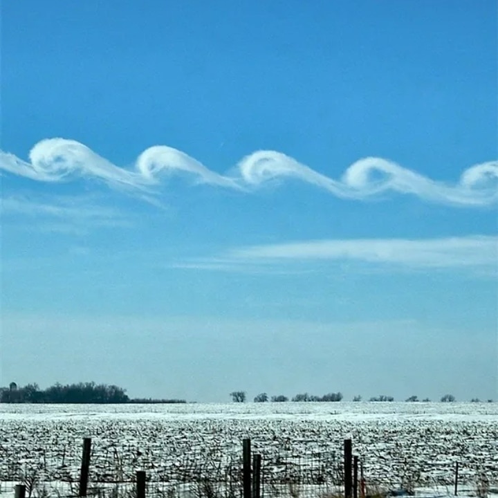 Облака Кэльвина Хельмхольца или волнистые облака — особый вид облаков, которые выглядят как морские волны.