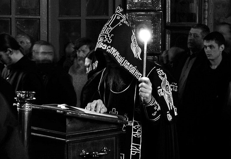 Рождение Иисуса предсказано по звёздам -это астрология.Когда он родился к нему пришли 3 мага (волхва) и провели магический ритуал.