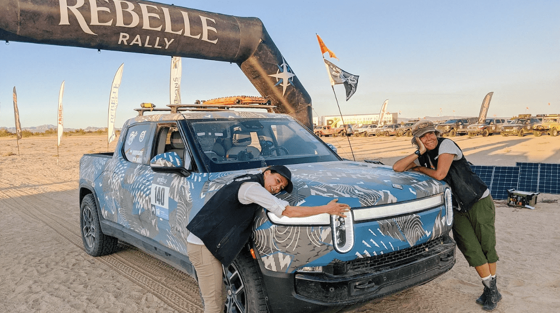 экипаж Эммы Холл и Ребекки Донаге на электрическом пикапе Rivian R1T - фото Rebelle Rally