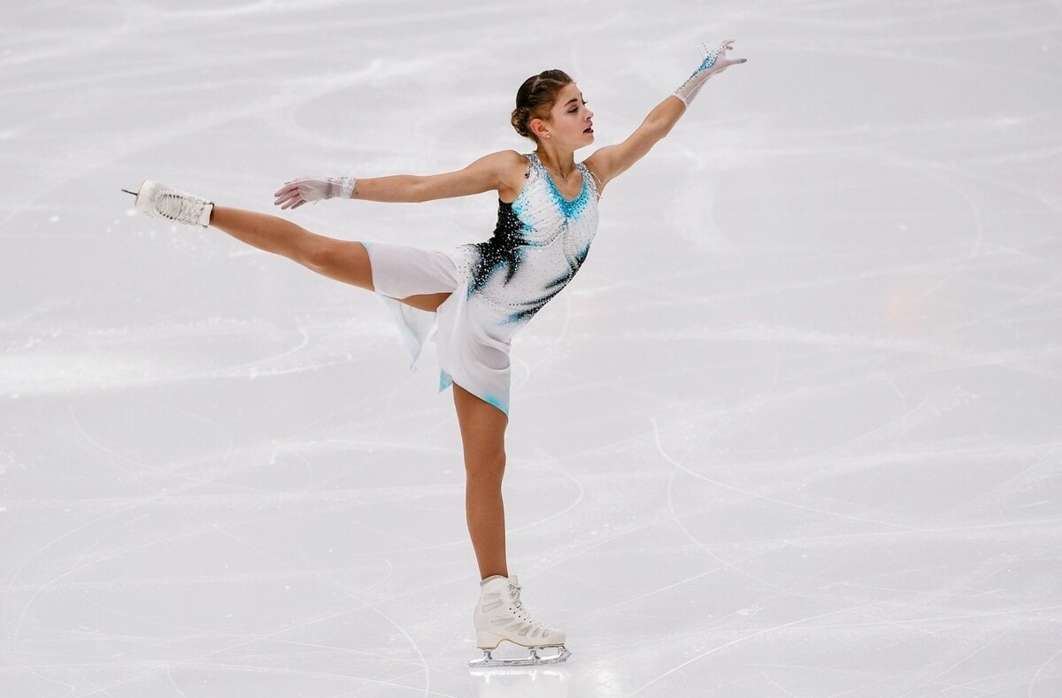 Алена Косторная во время исполнения короткой программы на турнире Finlandia Trophy 2019 .