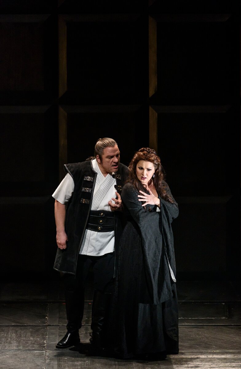Желько Лучич в роли Макбета и Анна Нетребко в роли Леди Макбет (C) ROH. PHOTO BY Bill Cooper