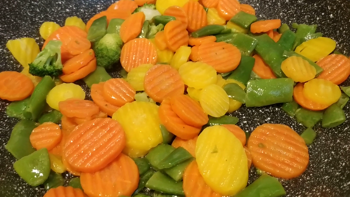 Шаг 1: возьмите любимые овощи и обжарьте практически до готовности