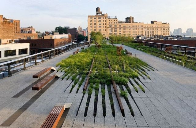 High Line в Нью-Йорке — заброшенный участок железной дороги, который долгое время находился под угрозой сноса, но был возрождён как парк и стал одним из самых популярных мест в городе 