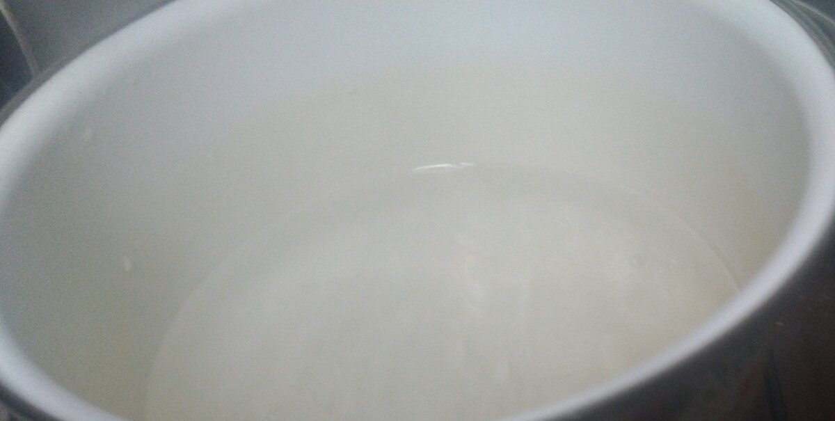 Чтобы молоко не пригорало, в кастрюлю сначала наливают холодную воду