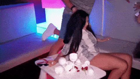 В какой-то момент реалити-шоу в космосе тоже скатятся в такой трэш. Кадры из угарного шоу "Geordie Shore": иногда подеградировать - самое то.