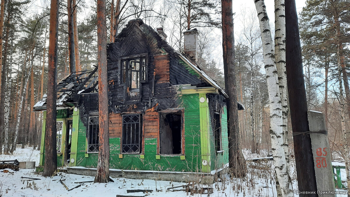 Фасад дома. Снаружи кажется, что первый этаж не сильно обгорел. Листайте вправо, чтобы посмотреть остальные фотографии