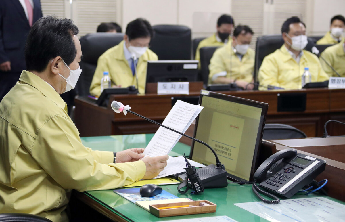 Премьер-министр  Чон Се Кюн (слева) председательствует на заседании Центрального штаба  по борьбе со стихийными бедствиями и безопасности, которое проходит в  правительственном офисе провинции Южный Кёнсан в Чханвоне, в 398 км к  юго-востоку от Сеула, в пятницу. (Ренхап)