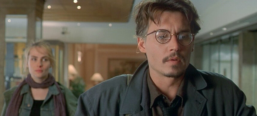 Джонни Депп (Дин Корсо) и Эмманюэль Сенье (девушка). Кадр из кинофильма ""Девятые врата", 1999 г., режиссер Роман Полански, сценаристы Джон Браунджон, Энрике Урбису, Роман Полански, композитор Войцех Киляр. Фото для иллюстрации, источник: kinopoisk.ru