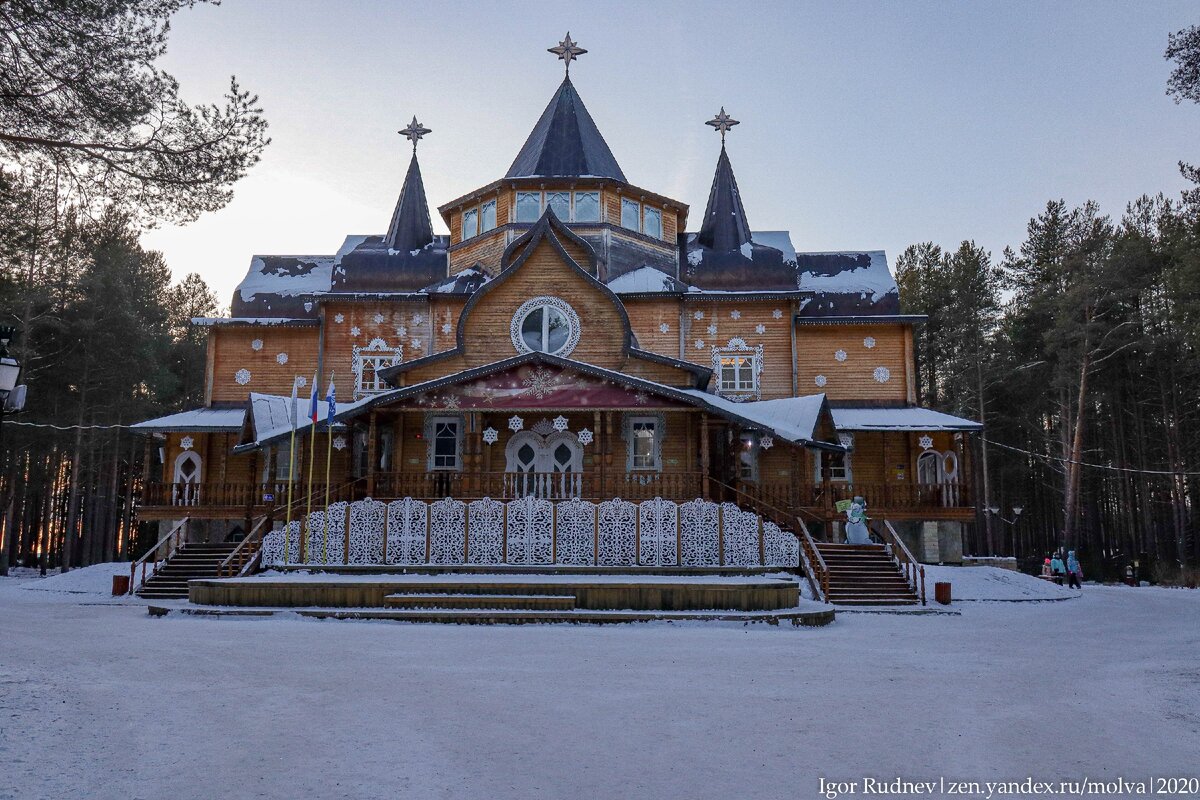 Работает Дедушка в большом деревянном тереме