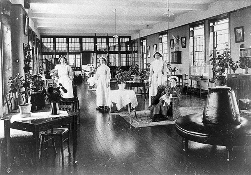 Так выглядели медсестры в психиатрической клинике в 70-е (просто для впечатления)
Сначала я расскажу вам байку. Это быстро. И байка того стоит.