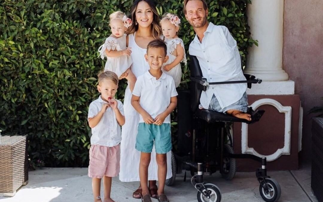 Ник Вуйчич с семьёй. Фото взято с сайта: https://sm-news.ru/wp-content/uploads/2020/04/24/68913843_155732462280238_4077080010535416054_n-1080x675.jpg