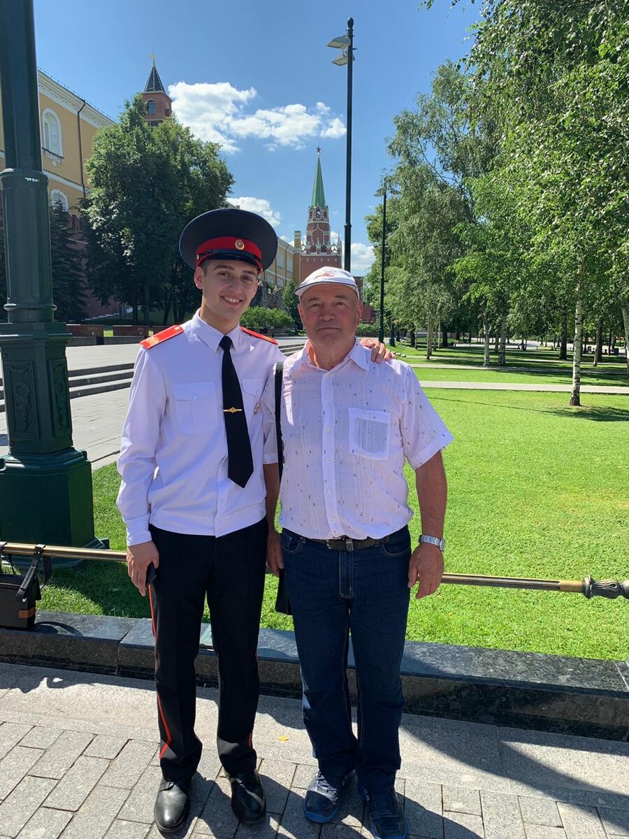 Дедушка первого внука «в люди» выпускает. На вручении аттестата 