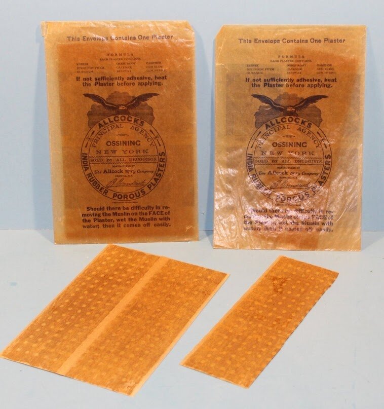 Porous Plasters — торговая марка, которую можно перевести как “пористую лечебную мазь” или “пористый гипс” 