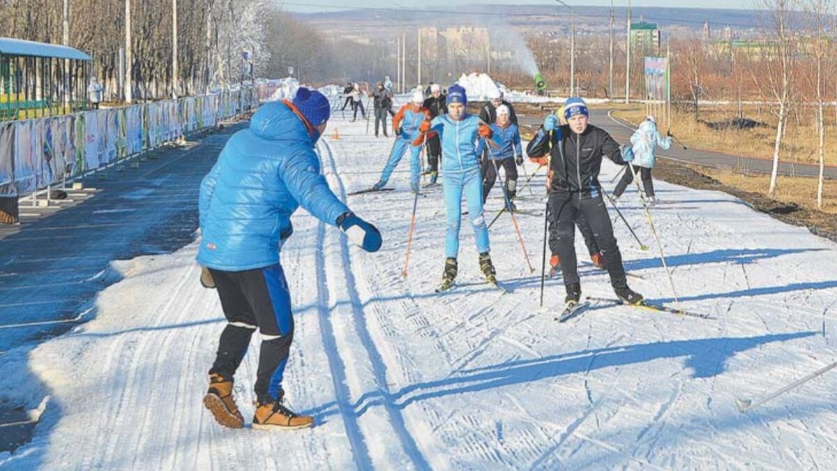 Тренер Игорь Глушков проводит занятие с воспитанниками
. Бутурлиновка